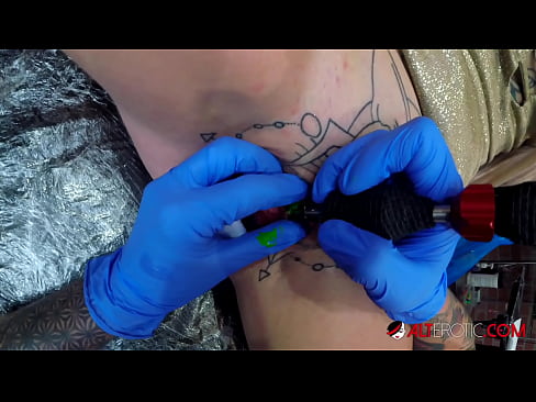 ❤️ Ekstremt tatoveret hottie Sully Savage fik en tatovering på sin klitoris Porno at da.dreamypassionjourney.ru ❌️❤